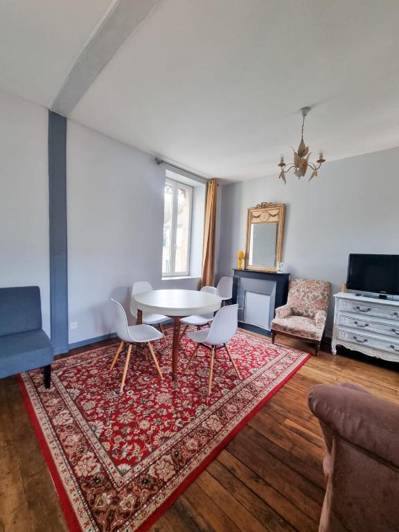 Χώρος καθιστικού στο Duplex Quartier Historique Forteresse des Ducs de BOURBON