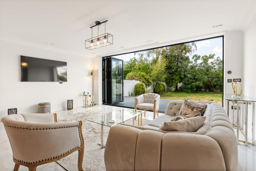 Et opholdsområde på New! Trendy 5BR with Garden and Parking near Wimbledon