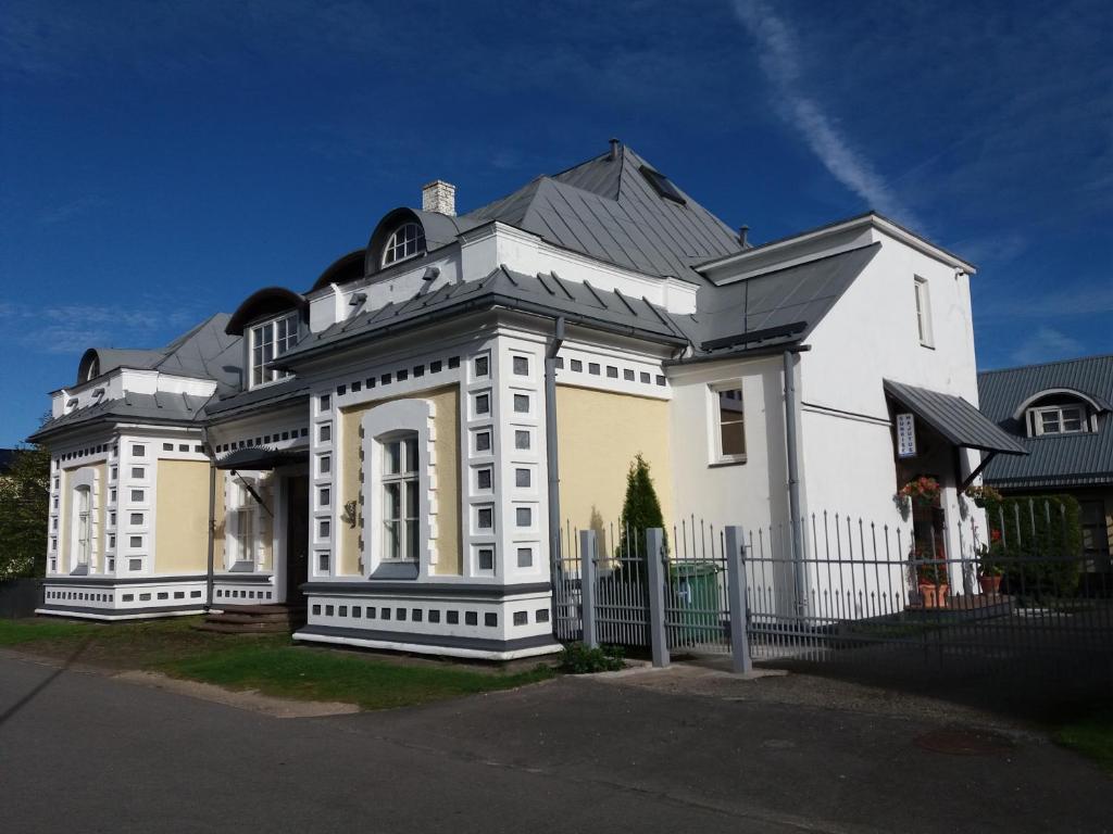 una casa blanca con techo negro en Sunrise majutus, en Pärnu