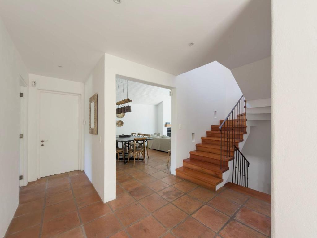 a hallway with a staircase in a house at Casapueblo Rent Cachagua CP 29 in Cachagua