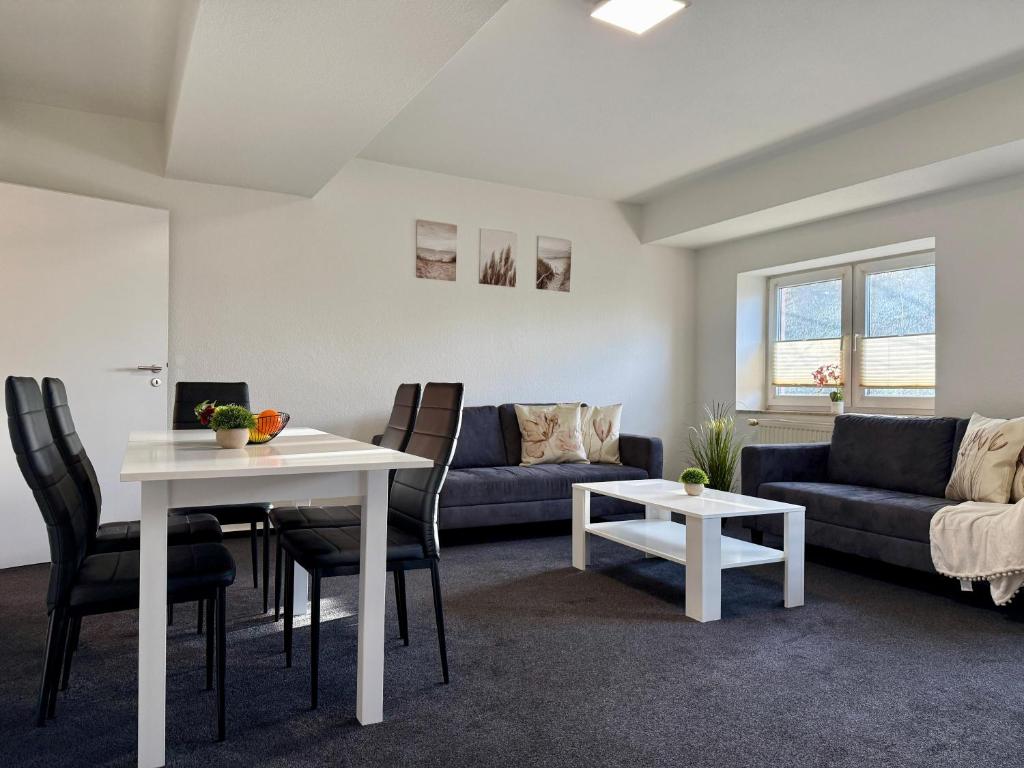 a living room with a table and a couch at Monteurwohnung Peenstuuv in Demmin
