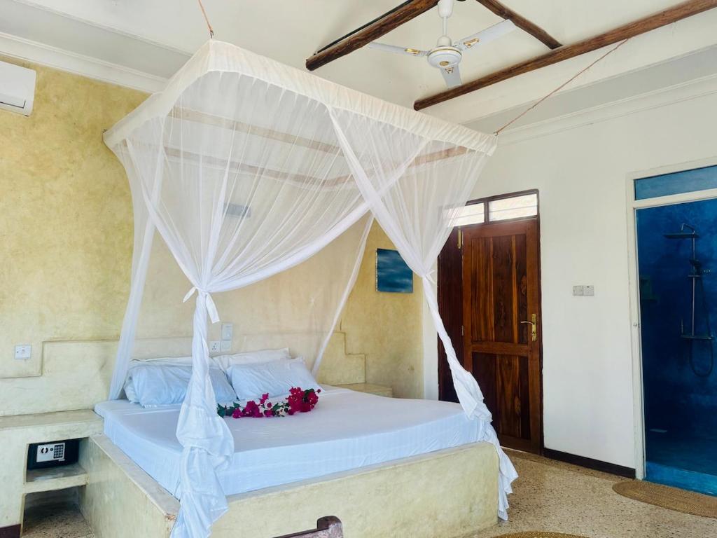 Кровать или кровати в номере Comfort En-suite Double Room with Balcony and AC