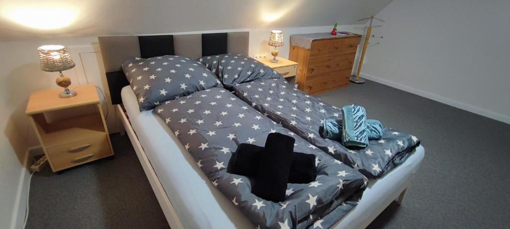 a bedroom with a bed with stars on it at Gemütliches Gästezimmer in Flensburg-Weiche in Flensburg