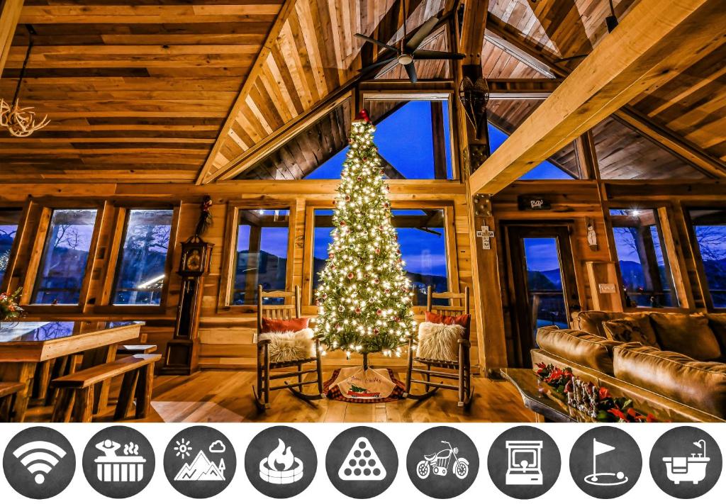 een kerstboom in het midden van een kamer bij Just Like Paradise cabin in Sevierville