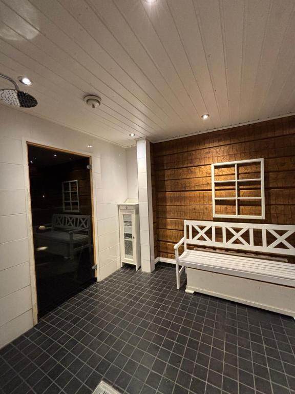 una habitación vacía con un banco y una pared en Villa Hirsipirtti, en Rovaniemi