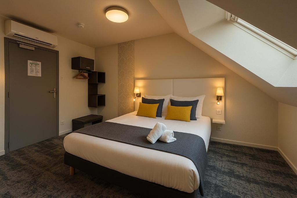 Una cama o camas en una habitación de The Originals City, Hôtel Mulhouse, Ile Napoleon