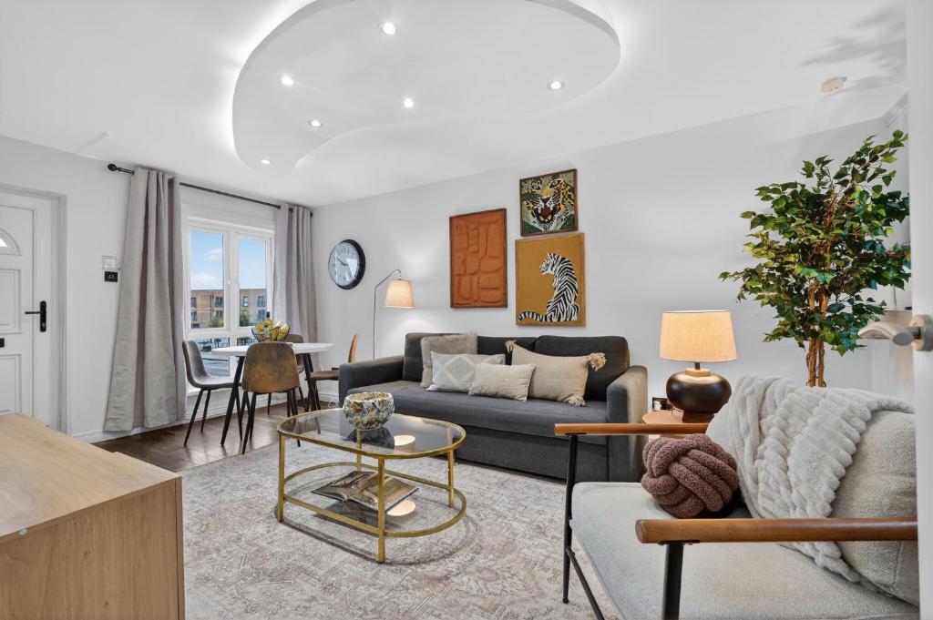 een woonkamer met een bank en een tafel bij Central Belfast Apartments, Salisbury in Belfast