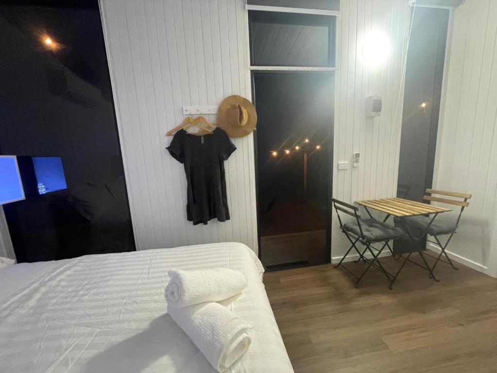 En eller flere senge i et værelse på Billy Button by Tiny Away