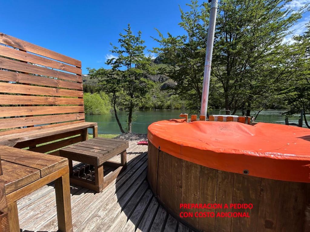 Hometainers Rio Cochrane 3 Cordon Esmeralda في كوكرين: سطح خشبي مع مقعد وحوض استحمام ساخن