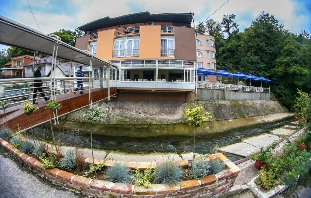 Budova, kde se hotel nachází