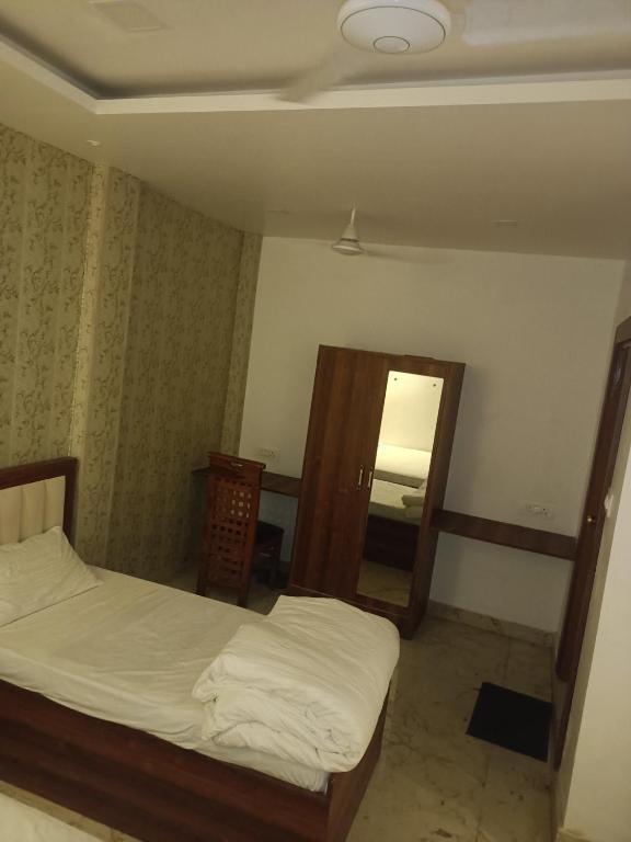 Ένα ή περισσότερα κρεβάτια σε δωμάτιο στο Hotel sarah palace