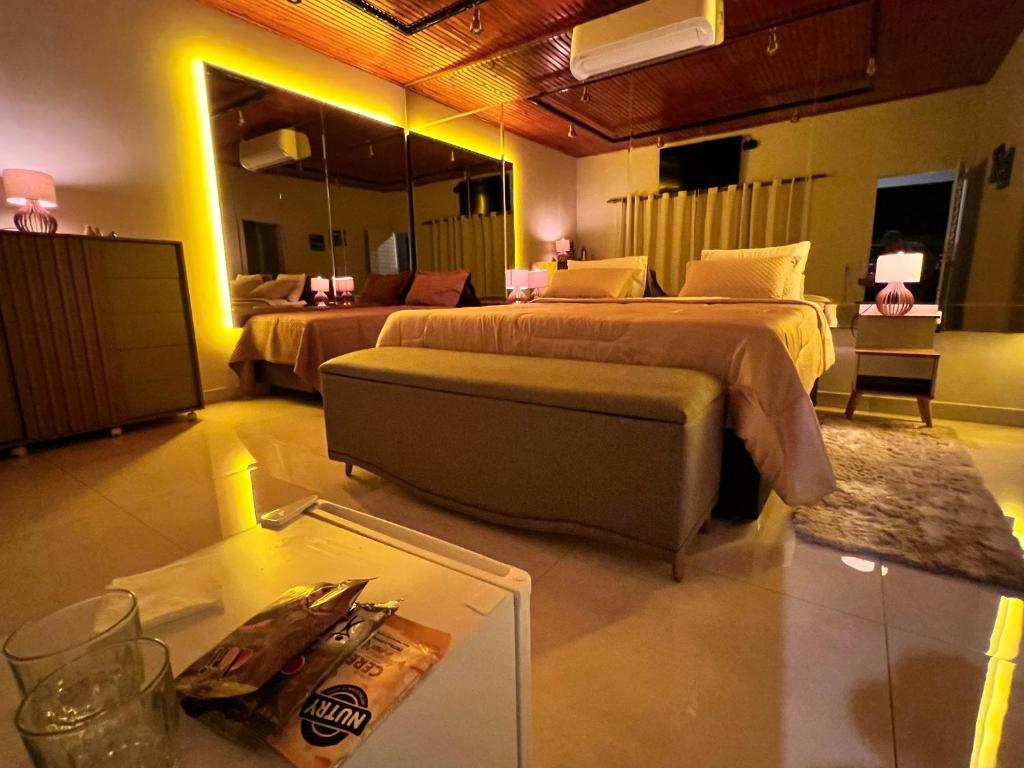 HOTEL & RANCHO Kk في Coxim: غرفة فندق بها سريران وطاولة