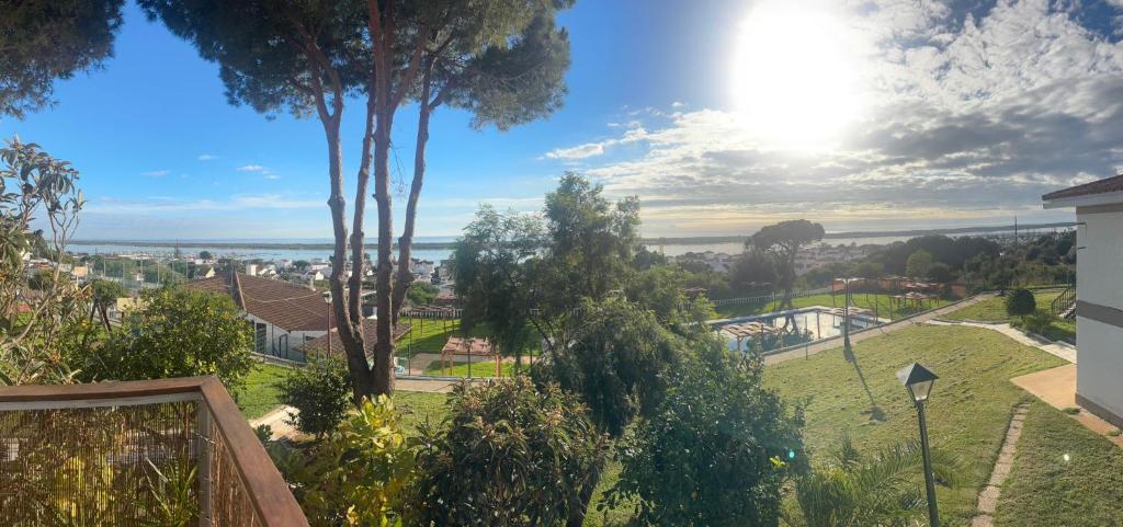 Blick auf einen Park mit Bäumen und das Meer in der Unterkunft Atlantic View Apartment-El Rompido in Cartaya
