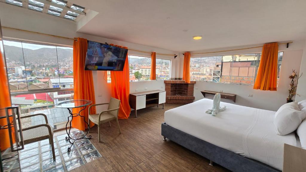 Hotel Cusco Museo في كوسكو: غرفة فندقية مع سرير وإطلالة على المدينة