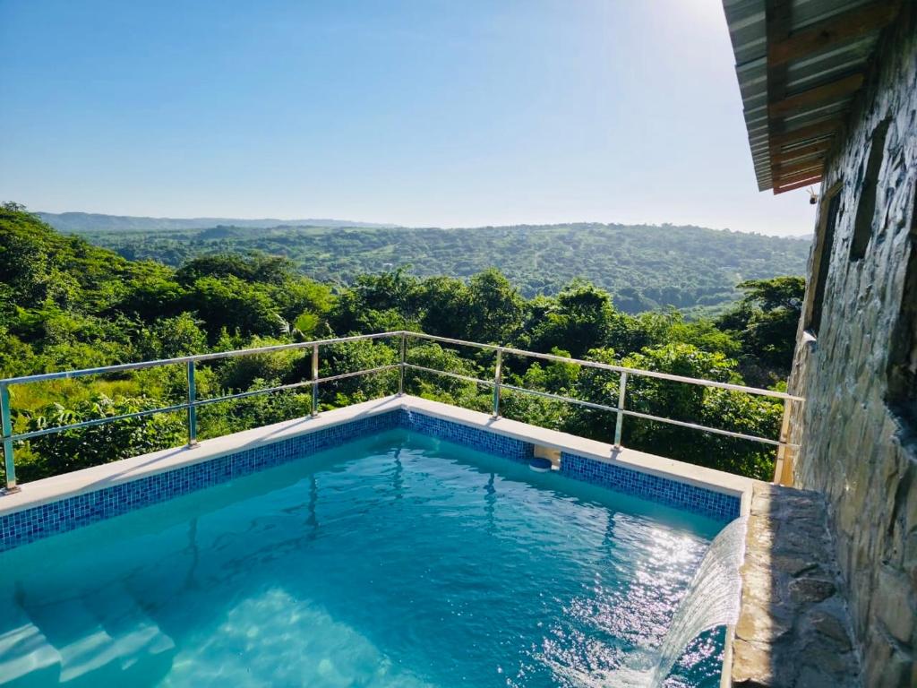 Casa vista hermosa في Camú: حمام سباحة على جانب المنزل