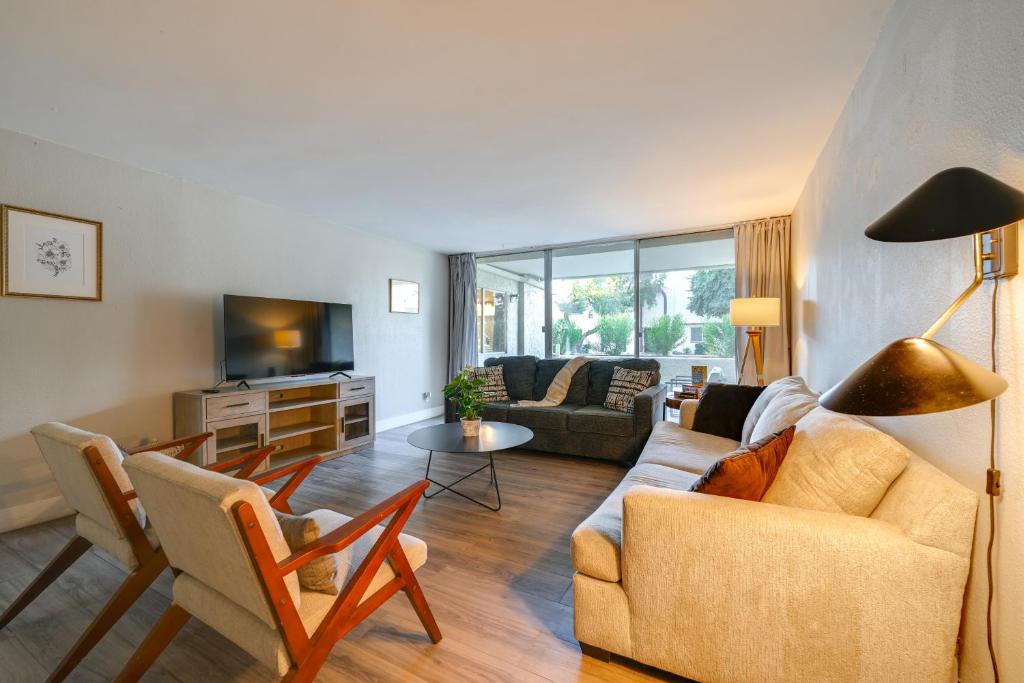 een woonkamer met een bank en een tafel bij Patio and Pool Access Walkable Old Town Condo! in Scottsdale