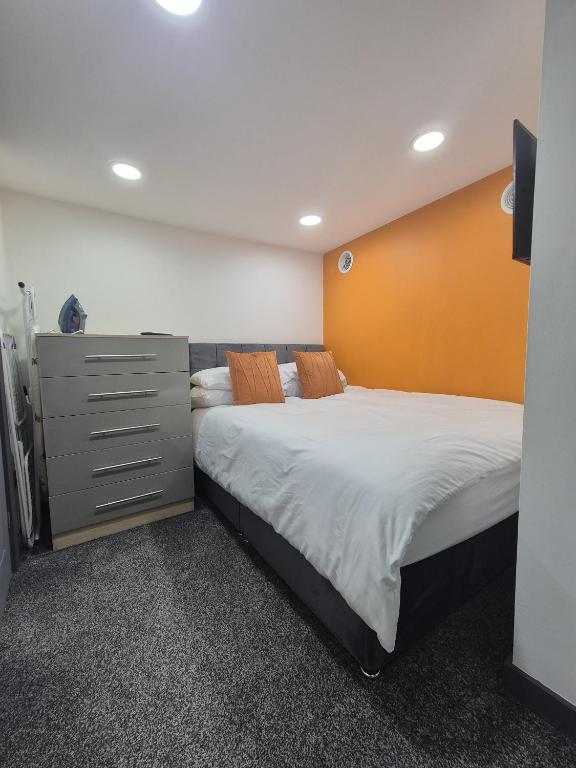 Una cama o camas en una habitación de The Orange Outpost - Modern Studio Near Alhambra