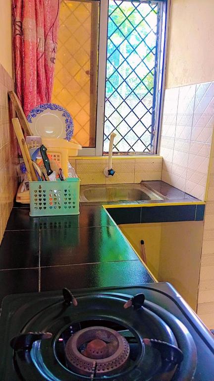 eine Küche mit Spüle und Arbeitsplatte in der Unterkunft Swahili BNB Homes in Kilifi