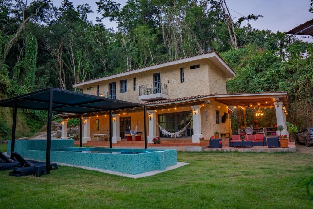 Bazén v ubytování Cabaña Rincón de Piedra nebo v jeho okolí