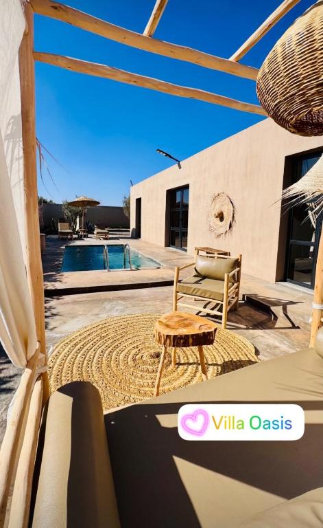 Villa Oasis Marrakech في مراكش: اطلالة من فناء فيلا مع مسبح