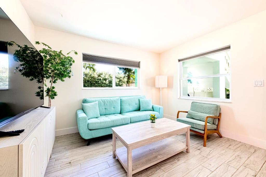 Телевизор и/или развлекательный центр в 2bd 1ba Sunset 2 3Mins to Beach