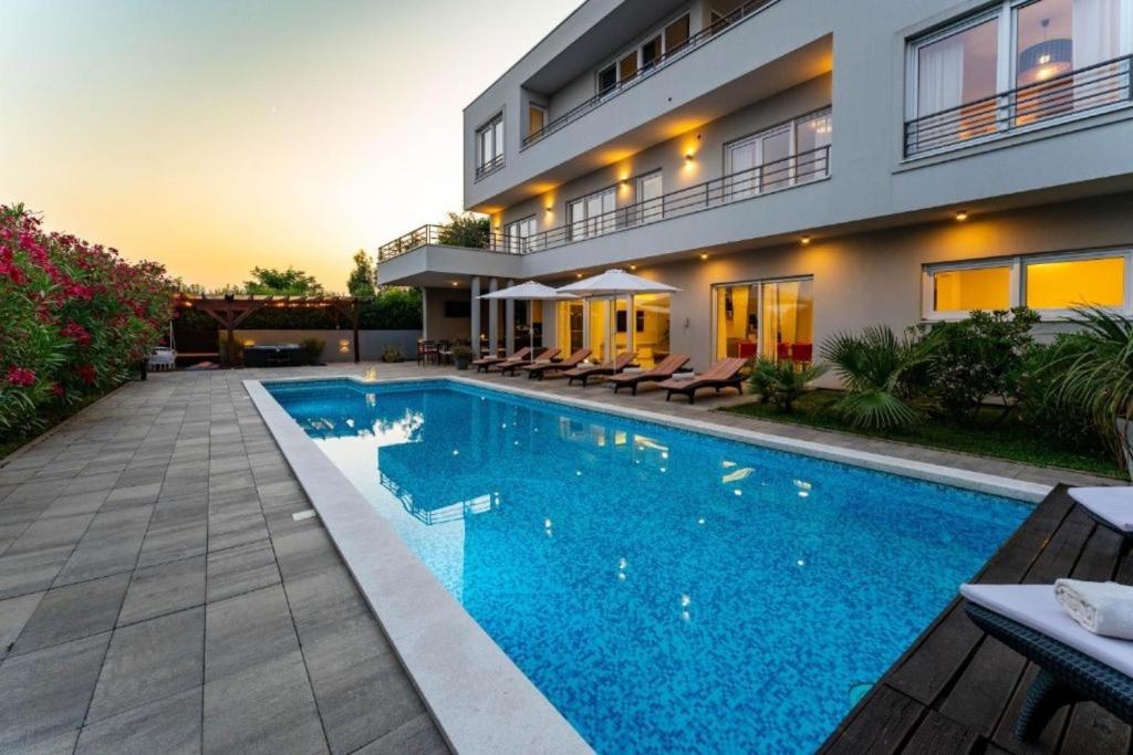 Villa Chillax in Medulin for 10 people with 47 m2 private pool, jacuzzi & sea view - only 400 meters from beach