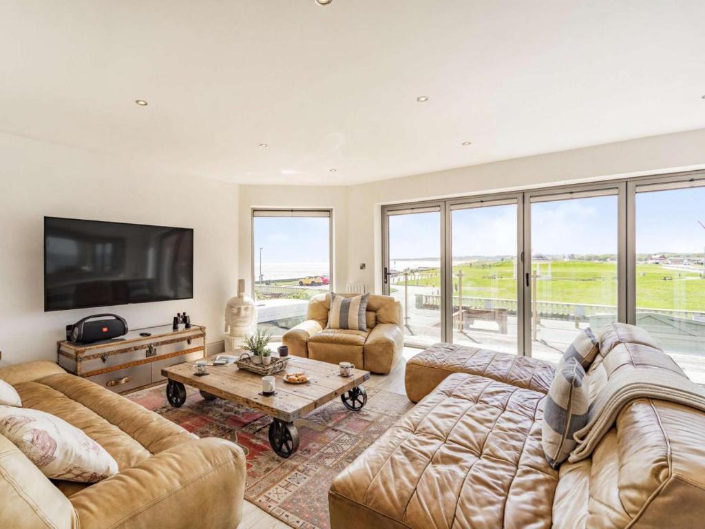 een grote woonkamer met banken en een televisie bij 3 Bed in Blyth oc-87734 in Blythe