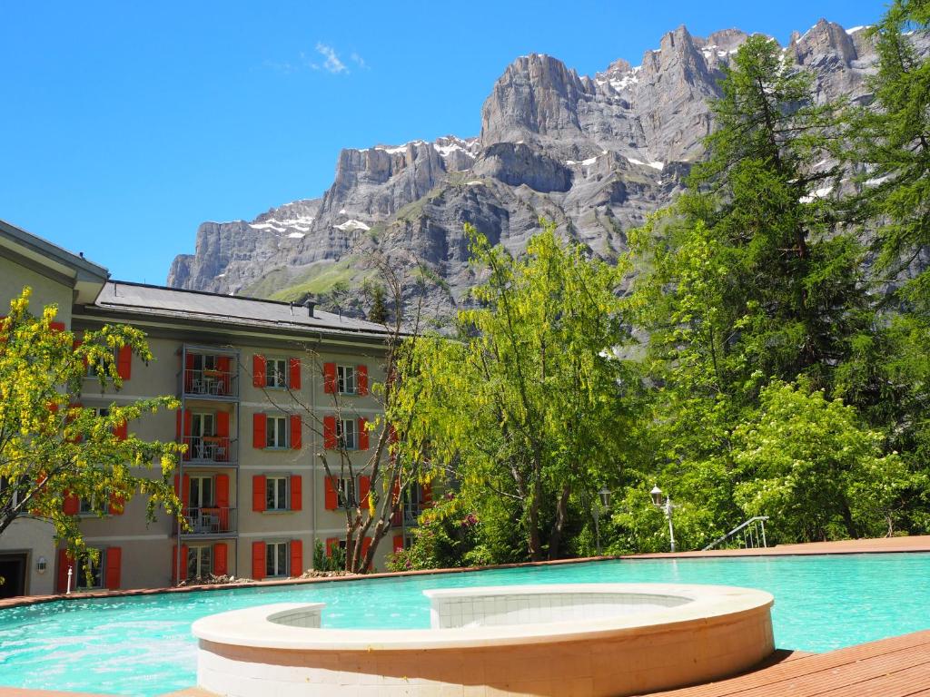 Vista generica sulle montagne o vista sulle montagne dall'interno dell'hotel