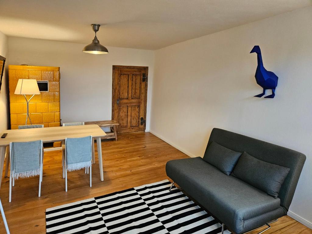 una sala de estar con un sofá y una mesa en Blaue Gans, en Oderberg