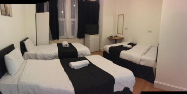 Gallery image of the pine lodge in Feltham