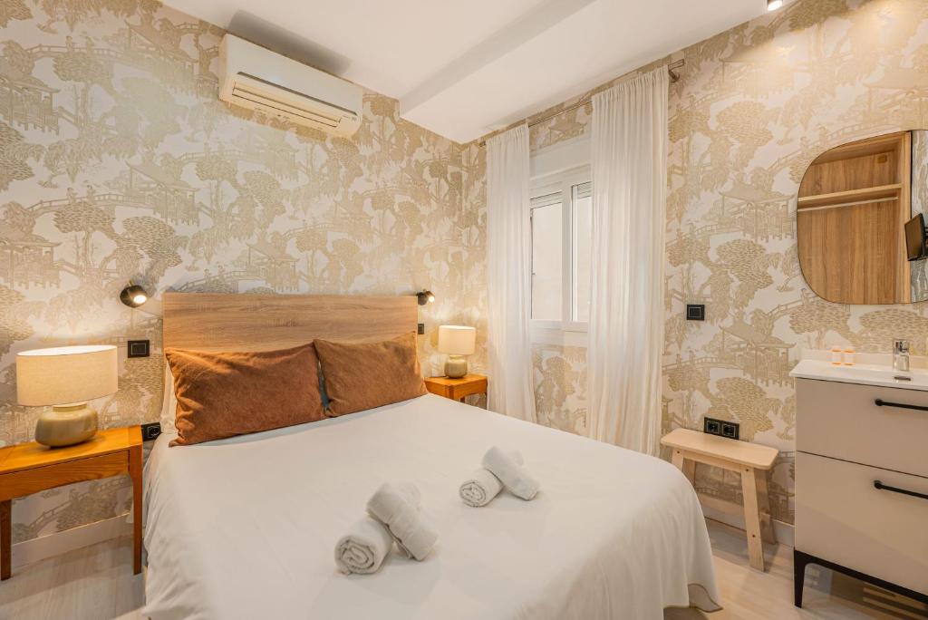 En eller flere senge i et værelse på Luxury Apartment Picasso by Nagoa Homes