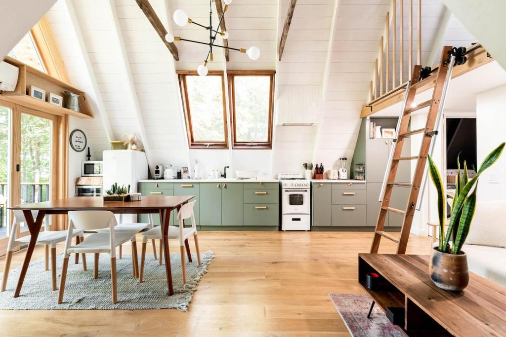 Η κουζίνα ή μικρή κουζίνα στο Modern A-Frame Cabin with Loft, Firepit and Grill