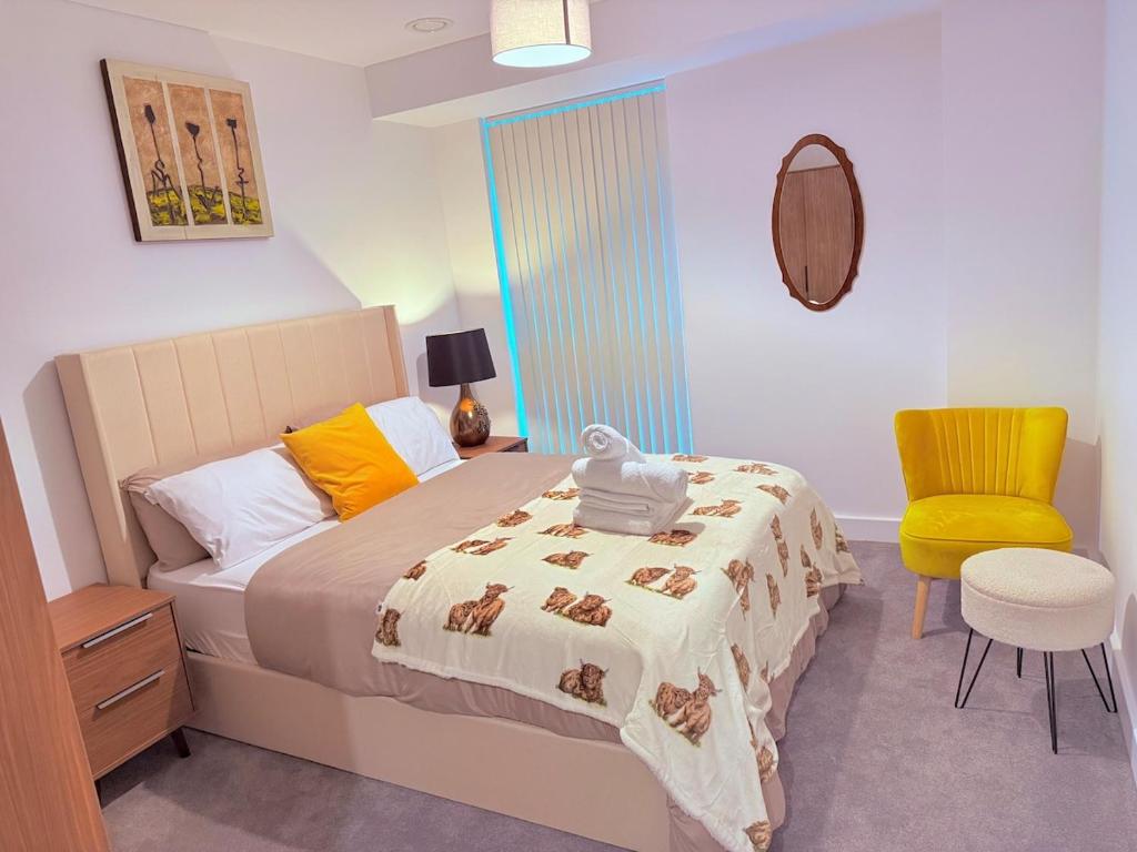 Best Area Stylish1Bed, Games, Relax, Parking في برمنغهام: غرفة نوم بها سرير وكرسي أصفر