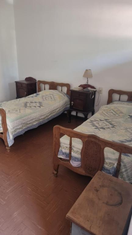 Camera con 2 letti, scrivania e tavolo. di Mansión CA a Barraquero