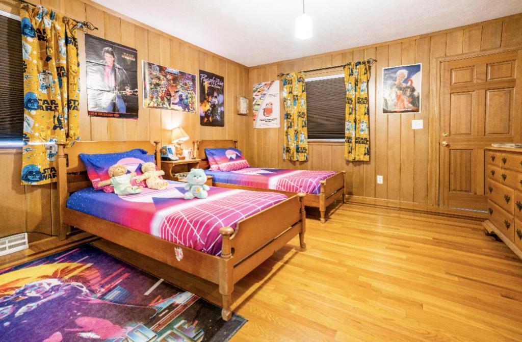 En eller flere senge i et værelse på 1980's Themed Room with MASSIVE 80's Arcade