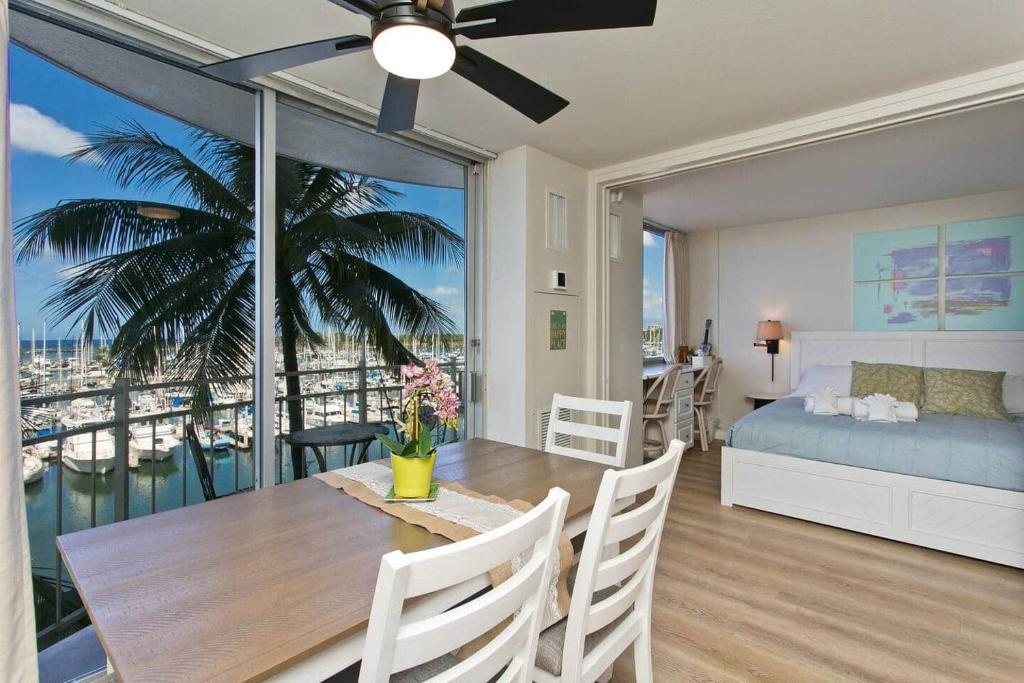 una sala da pranzo con tavolo e una camera da letto di Beautiful Honolulu Waikiki Ocean View Condo a Honolulu