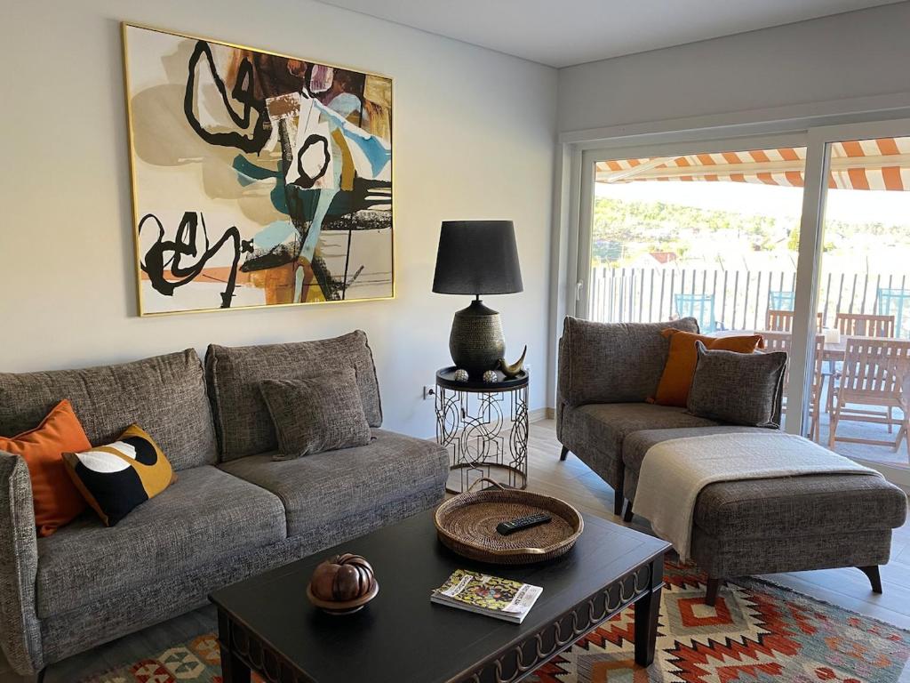 un soggiorno con un divano e un tavolo di Maison Cosy et Moderne a Vila Real