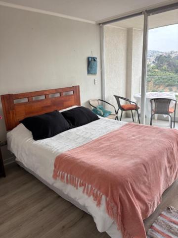 Giường trong phòng chung tại Departamento centro de viña