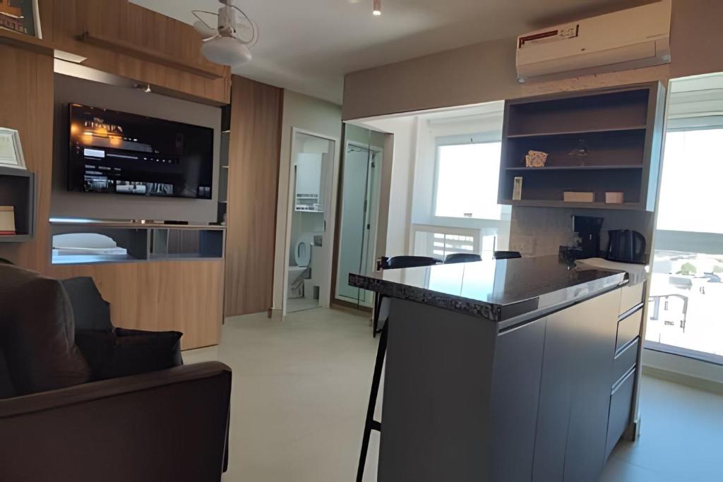 a kitchen with a bar and a living room at Aeroporto Gru, Ar Condicionado, Piscina+Academia 7 in Guarulhos