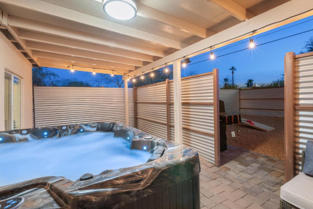 Fotografie z fotogalerie ubytování 3BR 2BA Cozy Home with Jacuzzi Near Downtown v destinaci Tucson