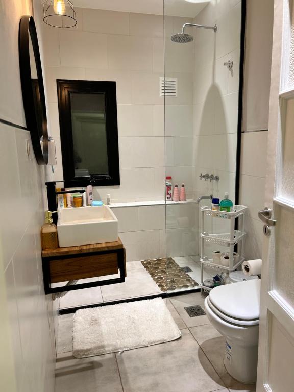 Et badeværelse på Casa Naranja habitaciones privadas