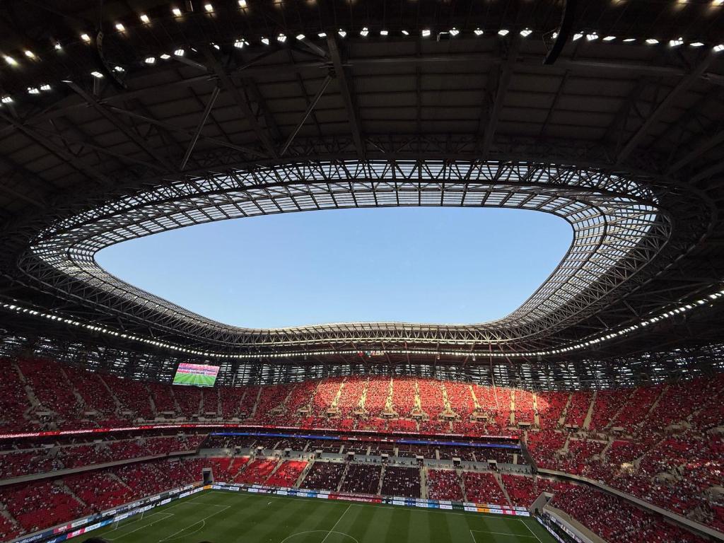una vista aérea de un estadio de fútbol en Spacieux et familial à 2 minutes à pied du stade de football de RABAT, en Rabat