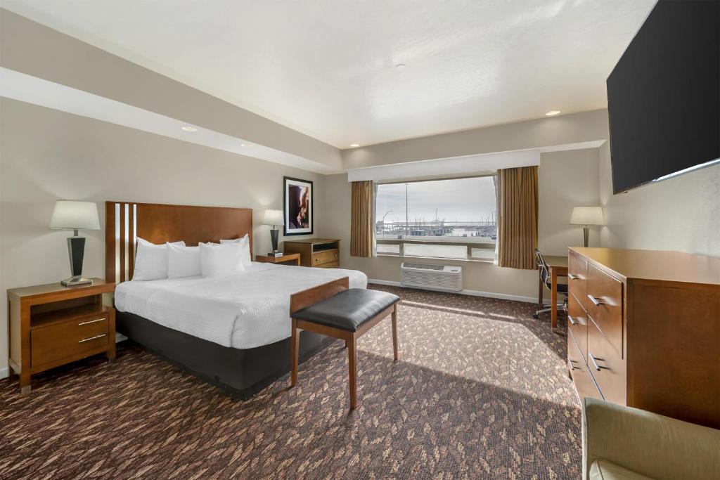 a large hotel room with a bed and a window at Best Western Plus Northwoods Inn in Crescent City