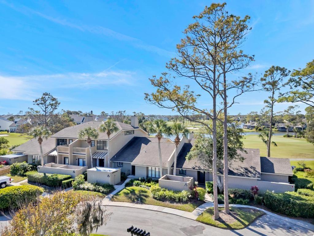 een luchtzicht op een groot huis met een boom bij Beach-2-Green - 3BR condo w golf views & pool in Ponte Vedra Beach