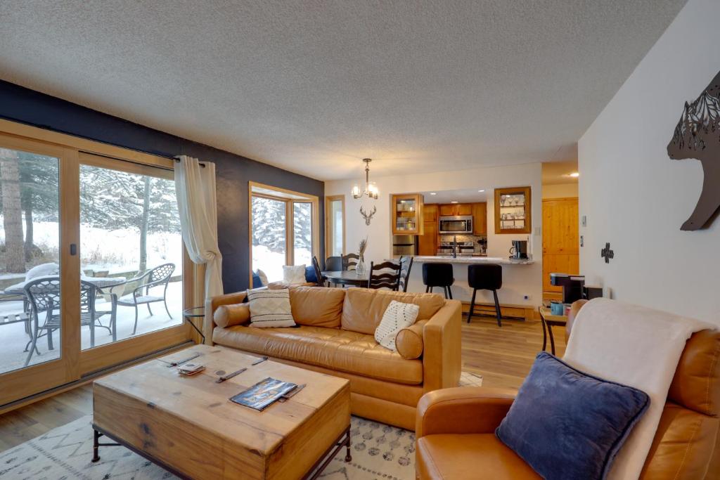 Χώρος καθιστικού στο Charming Vail Condo with Patio and Mountain Views