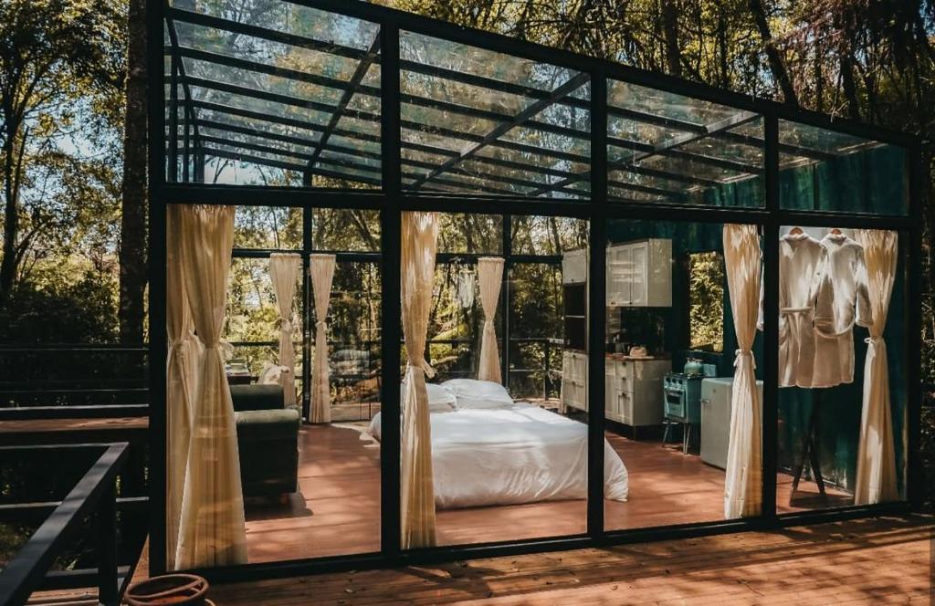 En eller flere senge i et værelse på Nido Glamping - Cabana Laguna