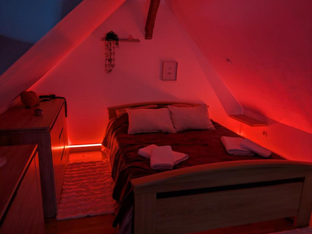 DoullensにあるLove Roomの屋根裏にある赤いライトの寝室
