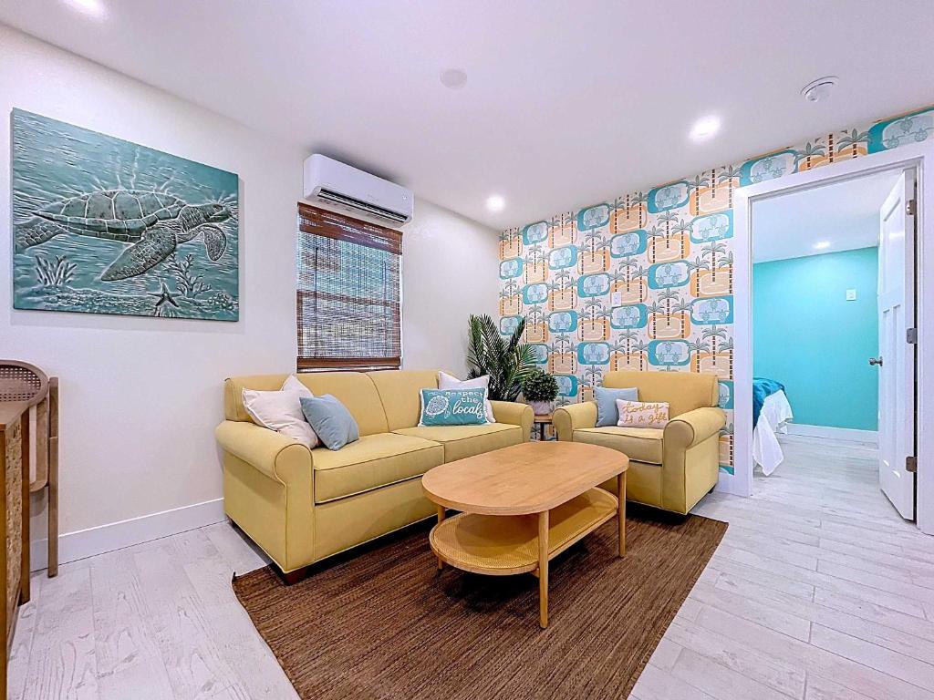 Un lugar para sentarse en Sea Gem One bed one bath charmer steps to beach