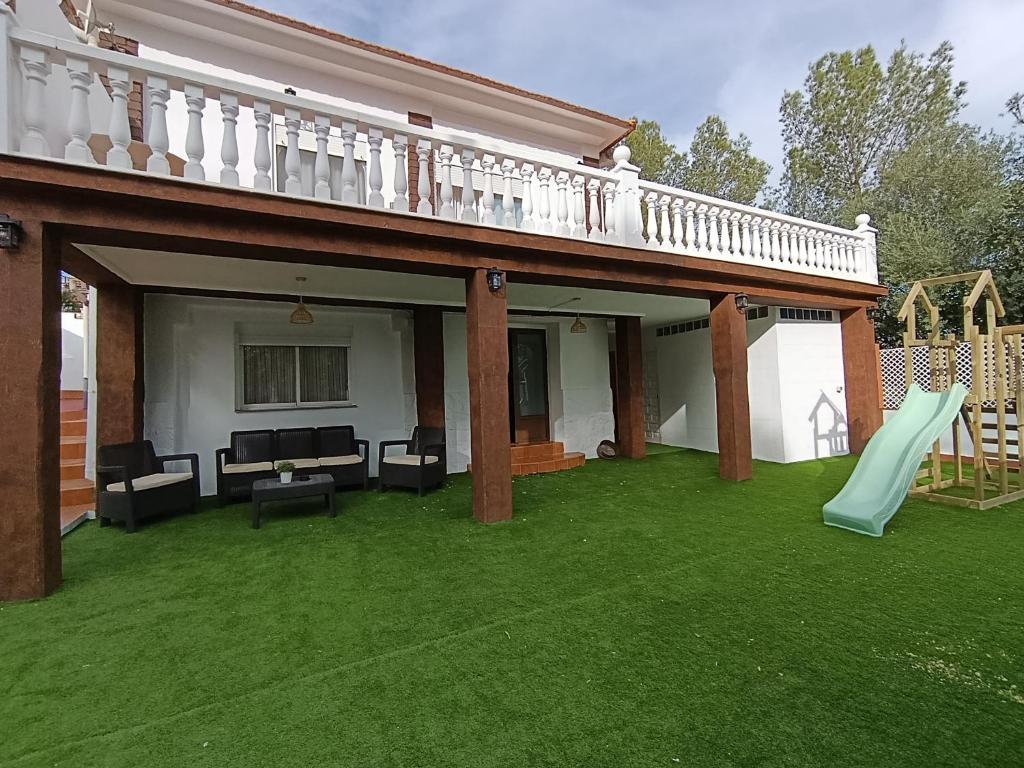 a backyard with a slide and a playground at El otro cielo Playamonte in Navarrés