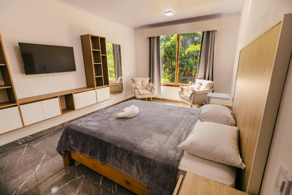 Un televizor și/sau centru de divertisment la Complejo Ysyry Cabañas Eldorado Misiones